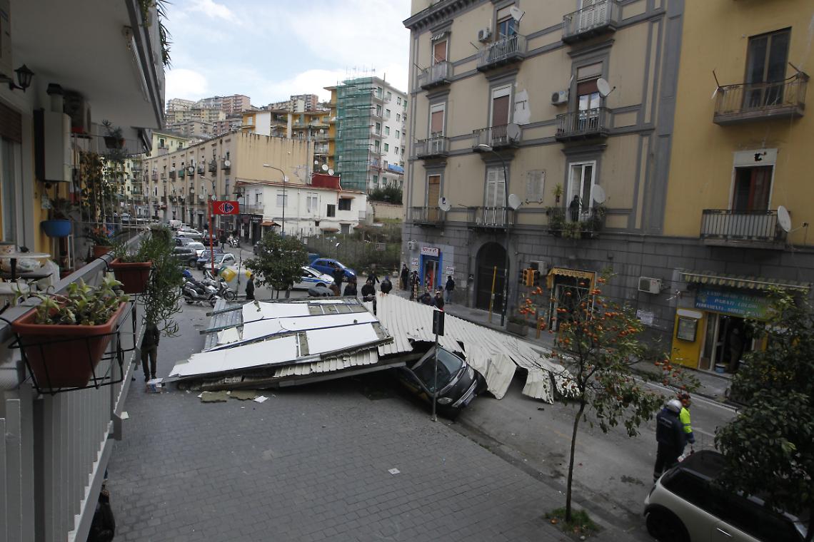 Napoli, dopo le frane arriva il vento forte: tragedie sfiorate a via Consalvo e Santa Lucia