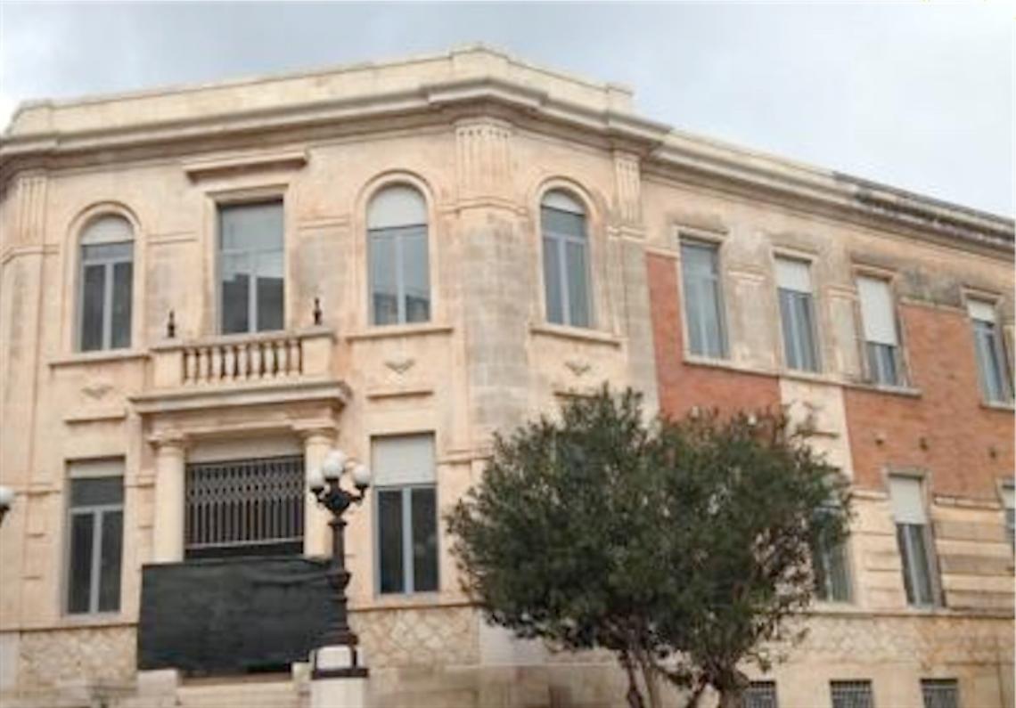 Si stacca l'intonaco <br>a scuola, feriti un'insegnante <br>e due bimbi
