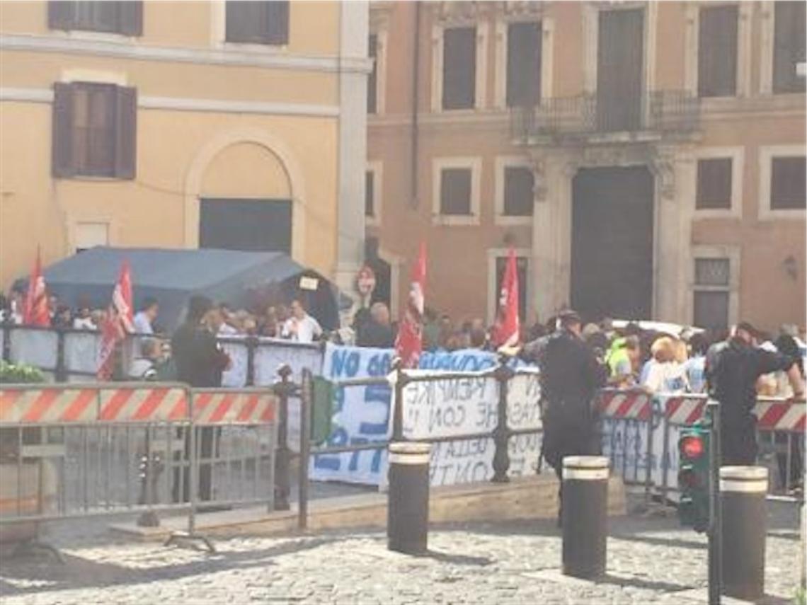 Scuola, protesta alla Camera: 2.600 posti a rischio