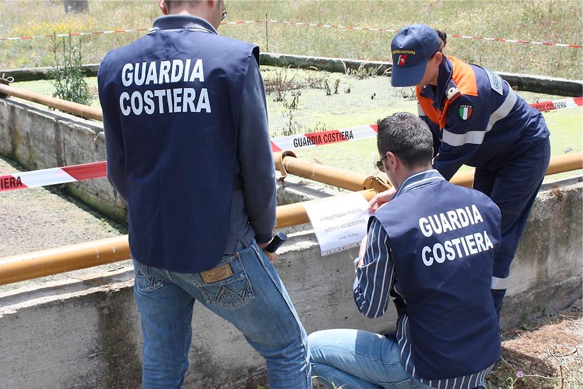Sedie e ombrelloni, deposito abusivo <br>a Torre del Greco