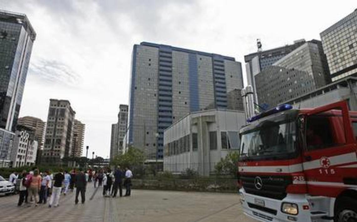 Centro Direzionale, fiamme nel grattacielo: evacuate 400 persone