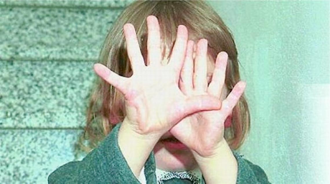 Abusi e foto hot sulle nipotine, arrestato nonno pedofilo