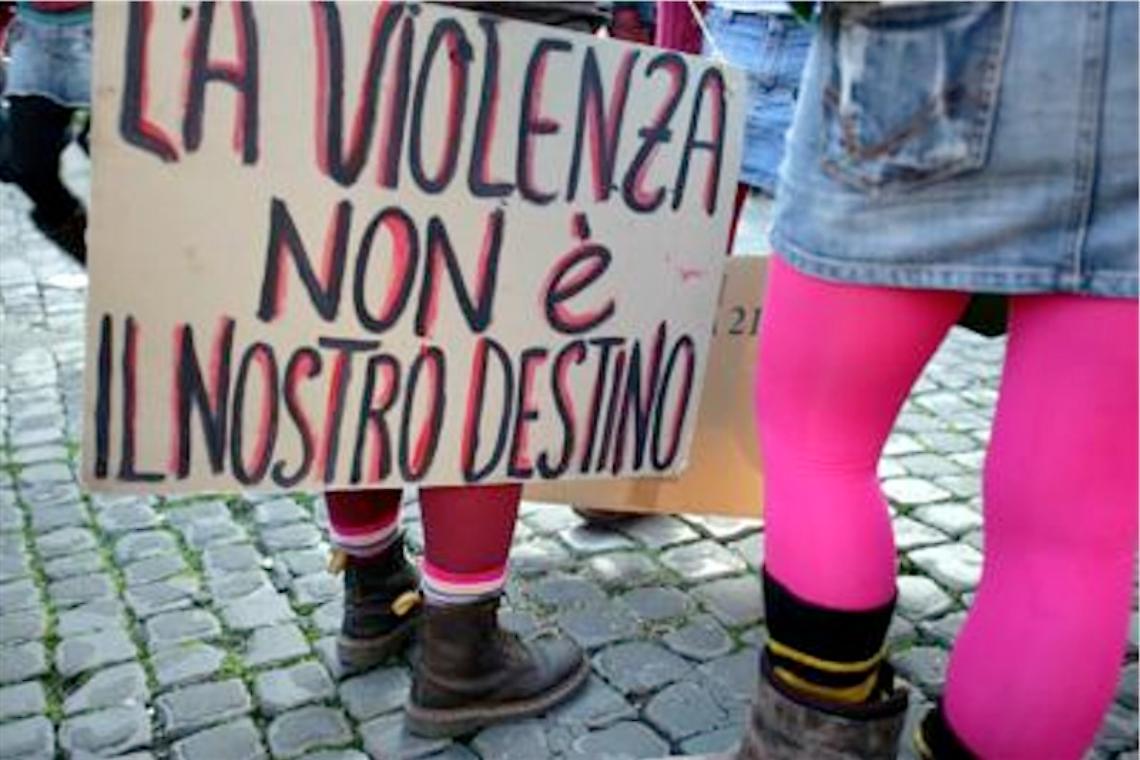 Ucciso mentre difende la moglie da uno stupro