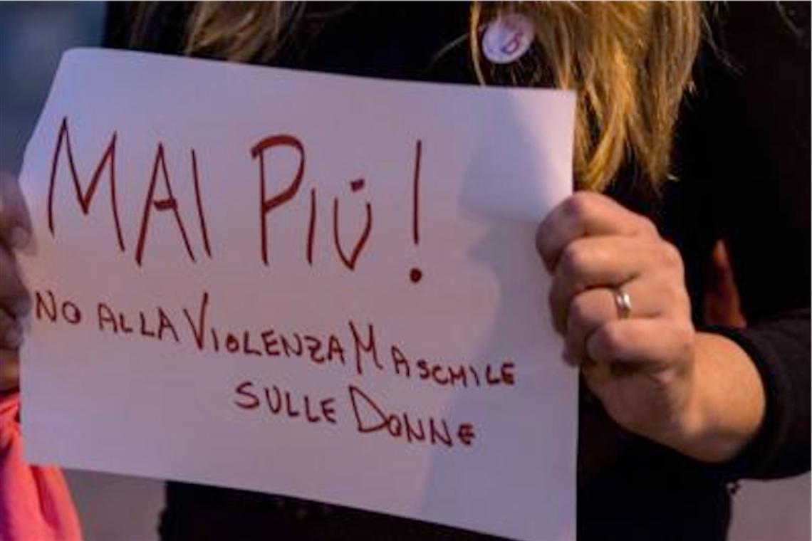 Rifiuta corteggiatore: lui le sfregia il viso con una lametta