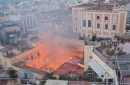 Brucia la cupola del teatro Sannazaro, fiamme altissime a Chiaia