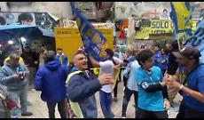 Maradona, tifosi argentini al murale nel quinto anniversario della morte