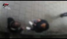 Ripreso dalle telecamere mentre minaccia ex, arrestato 54enne