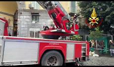 Incendio al Sannazaro, fumo nero e aria irrespirabile: vigili del fuoco al lavoro