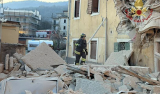 Esplode bombola di gas e crolla palazzina di tre piani: un morto e 3 feriti