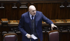 Iran, Crosetto: &laquo;Situazione drammatica, da decenni mai come ora su orlo dell'abisso&raquo;