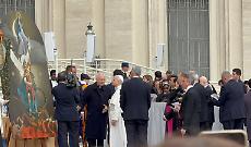 Papa Leone XIV benedice "La Donna vestita di sole"