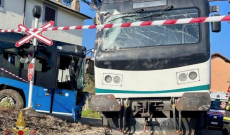 Treno contro autobus, feriti 5 studenti
