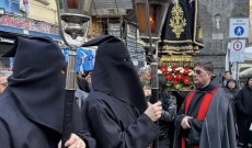 Via Crucis in napoletano e corteo in costume