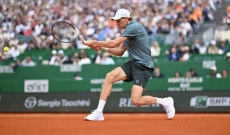 Montecarlo, Sinner batte Machac in tre set e vola ai quarti