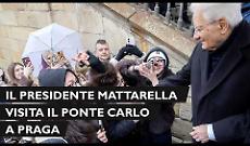 Mattarella su Ponte Carlo a Praga, studenti italiani cantano l'inno di Mameli