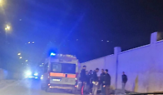 Sedicenne alla guida di un'auto con minori a bordo si schianta contro un palo