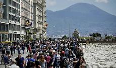 Pasquetta di sole, Napoli super affollata di turisti