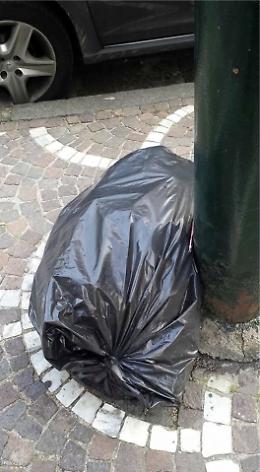Portici, marciapiedi invasi dai rifiuti