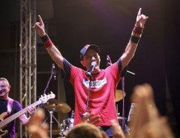 Jovine presenta il suo nuovo album al Plebiscito con tanti ospiti sul palco