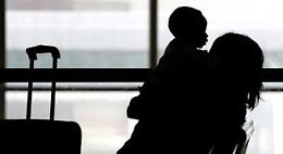 Lascia il marito e porta il figlio in Ucraina, il padre: «Rivoglio il mio bambino»