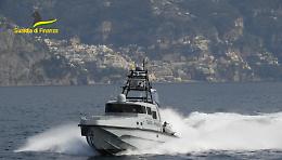 Gommone sugli scogli, salvata donna incinta