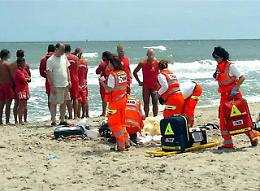 Malore in mare, annega 34enne