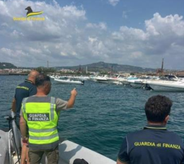 Ormeggi abusivi a Nisida, denunce e sequestri