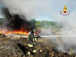 Incendio sulla Statale 700 nel Casertano, tratto chiuso