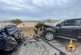 Frontale tra due auto: muore 21enne