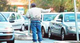 A Napoli si paga il parcheggio e poi c’è il “pizzo” agli abusivi