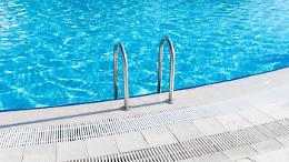 Tredicenne muore in piscina, soccorsi inutili