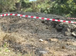 Cadavere tra le sterpaglie in fiamme