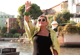 Venezia 81, Cristina Donadio indossa EvaLab contro la violenza sulle donne 