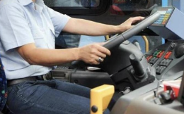 Aggredisce autista di bus e carabinieri, arrestato
