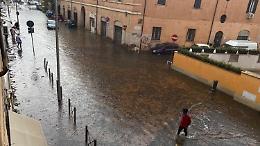 Bomba d'acqua a Roma, strade allagate: città in tilt