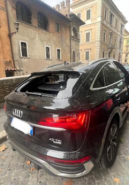 Scassinata l'auto di Ciro Poppella a Roma