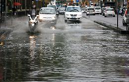 Forte acquazzone a Napoli, molte strade allagate