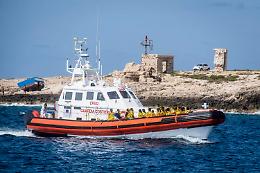 Naufragio a largo di Lampedusa, barca si ribalta: «21 dispersi, anche 3 bimbi»