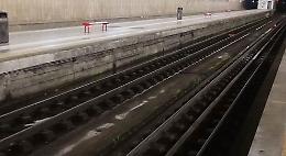 Si allaga passaggio a livello, stop a tratta della Circum