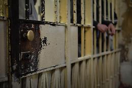 Detenuta tenta il suicidio: due agenti ferite