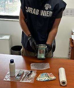 Tenta di far sparire la cocaina bruciandola con l'acido, arrestato

