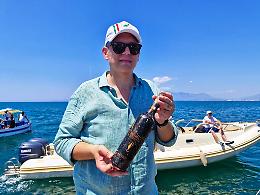Limoncello in affinamento nei fondali di Castel dell’Ovo 