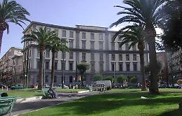 Scuola fatiscente, clochard nel cortile: protestano le mamme