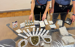 Droga e anabolizzanti in un negozio di abbigliamento