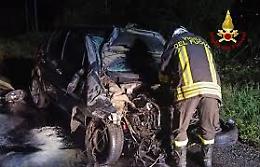 Frontale tra due auto, quattro morti e un ferito grave
