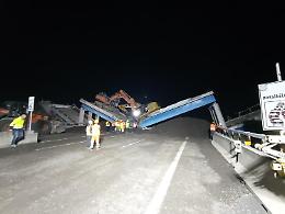 Cavalcavia Anas durante demolizione crolla su autostrada, chiuso tratto D19
