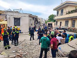 Crollo della palazzina, la rabbia e il cordoglio 