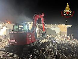 Crollo della palazzina, recuperato nella notte il corpo della nonna