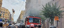 Ingabbiati nel traffico: paura per l'incendio di una Fiat 600