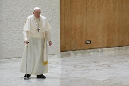 Papa Francesco ha l'influenza: «Annullate le udienze di oggi»